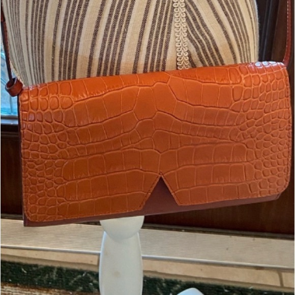 Vince embossed croc leather Carmel crossbody with adjustable strap - Picture 8 of 16